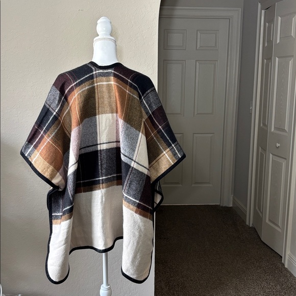 Vince Camuto Women’s Plaid Reversible Poncho with toggle NWT One Size - Picture 5 of 6